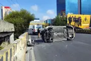 Vehículo vuelca en Avenida Revolución de Monterrey; conductor resulta ileso