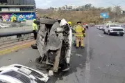 Vehículo vuelca en carretera por falla mecánica; conductor resulta ileso