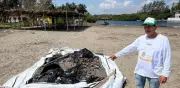 Veracruz: Pobladores y Marina retiran 7 toneladas de chapopote en playas contaminadas