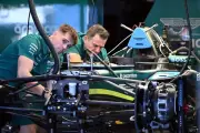 Vibración en Aston Martin F1 afecta dedos de pilotos, revela estudio de ergonomía