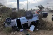 Vuelco de camioneta en Juárez deja un saldo de 2 heridos graves