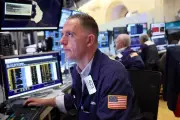 Wall Street cae tras dato de inflación al productor en Estados Unidos