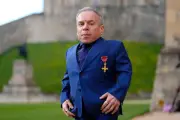 Warwick Davis, Actor de 'Harry Potter', Recibe la Orden del Imperio Británico