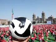Zócalo establece récord Guinness con clase masiva de fútbol: 9,500 personas en evento