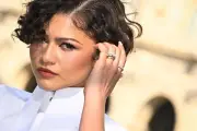 Zendaya deslumbra en París con un vestido blanco y un anillo que acapara todas las miradas