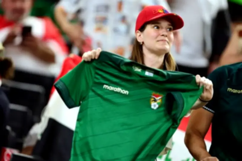 Aficionados de Irak y Bolivia llenan de color el Estadio Monterrey en partido mundialista