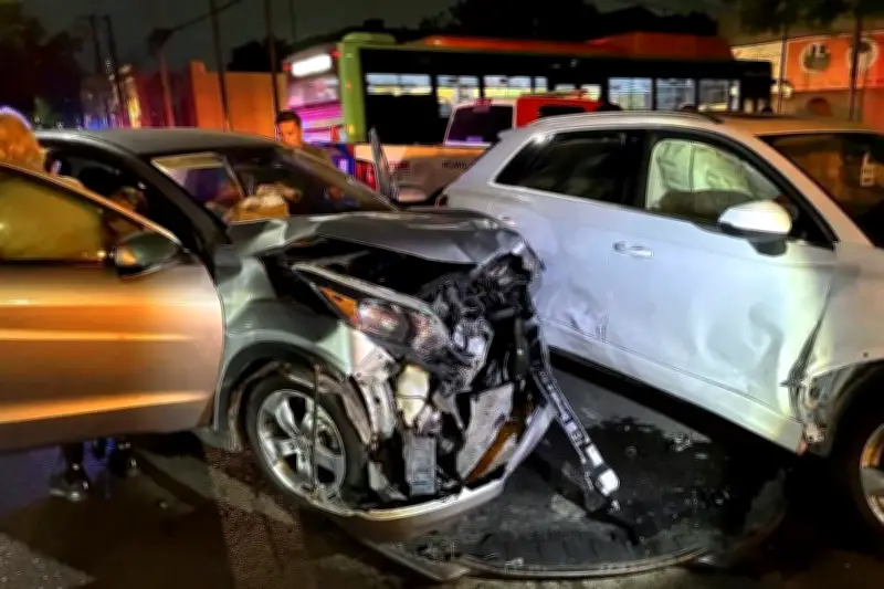 Choque de crucero en el centro deja daños materiales