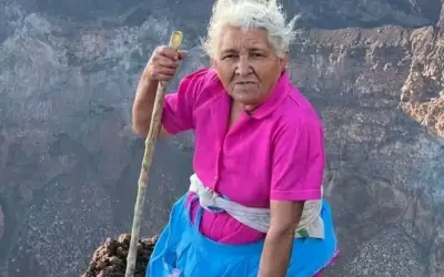 Abuela de 72 años desafía la edad al escalar el volcán Chaparrastique en El Salvador