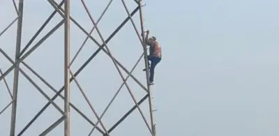 Abuelita escala torre de alta tensión para denunciar abusos familiares en Apodaca