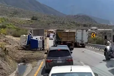 Accidente de tráileres causa caos en la vía libre a Saltillo, Coahuila