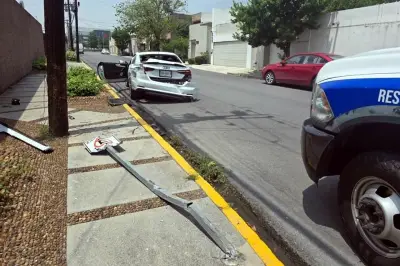 Accidente vial derriba señalización en San Pedro Garza García, Nuevo León
