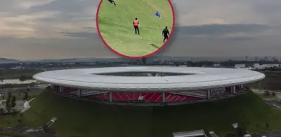 Aficionados convierten el césped del Estadio Akron en resbaladilla y son detenidos
