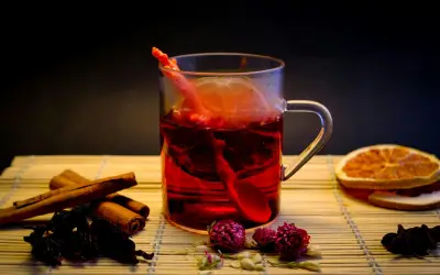 Agua de jamaica con canela: beneficios y preparación segura