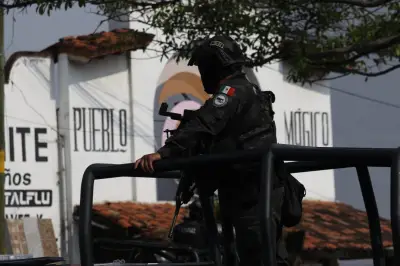 Alcalde de Taxco y su padre regresan bajo custodia militar tras secuestro por La Familia Michoacana