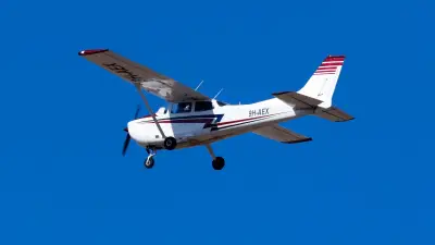 Avioneta aterriza en autopista de Pensilvania tras falla en motor; piloto de 65 años logra maniobra sin heridos