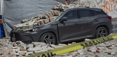 Barda colapsa sobre vehículo en Pachuca: conductora queda en shock emocional