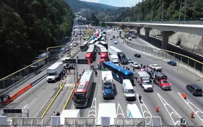 Bloqueo en autopista México-Toluca cumple 5 horas: tráfico colapsado y pasajeros desesperados