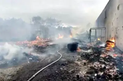 Bomberos de Escobedo logran sofocar intenso incendio en maderería industrial