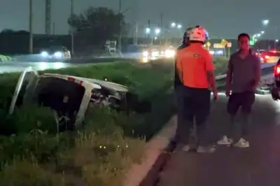 Caen en canal y vuelcan al salir de bar en Apodaca