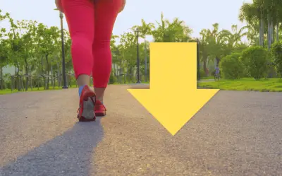 Caminar hacia atrás: el ejercicio que fortalece tu cerebro y mejora tu postura