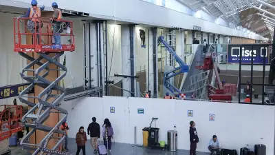 Caos en el AICM por obras: Pasajeros usan apps para evitar taxis costosos