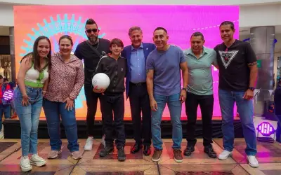Caravana Mundialista en Plaza Galerías: Niños conviven con ídolos del fútbol