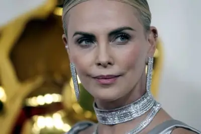 Charlize Theron critica a Timothée Chalamet por comentarios sobre su edad