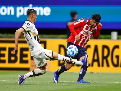 Chivas empata 2-2 con Pumas en polémico final y se consolida como líder del Clausura