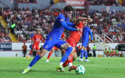 Chivas empata con Necaxa, mantiene liderato y rompe récord histórico de puntos en Liga MX