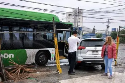 Choque deja sin luz a vecinos de Mitras Sur en Monterrey tras daño a poste