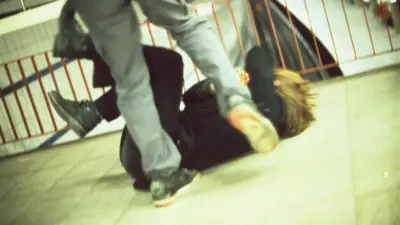 Comerciantes agreden a joven afuera de la Arena Puebla; policía no interviene