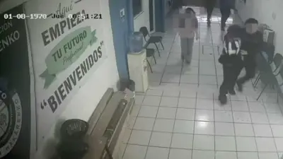 Compañeros desarman y detienen a alumno que asesinó a dos maestras en Michoacán