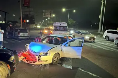 Conductor ignora semáforo y provoca choque grave en intersección vial