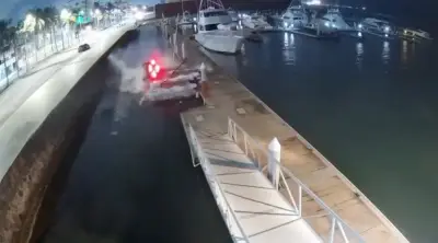 Conductor pierde control y cae al mar tras chocar embarcaciones en Veracruz