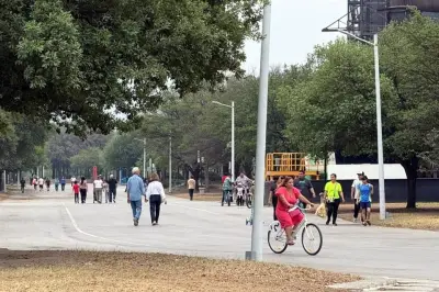 Día Nublado Atrae a Miles de Visitantes al Parque Fundidora en Monterrey