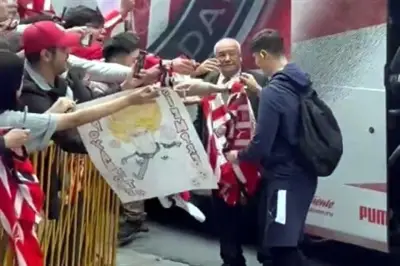 Decenas de fanáticos reciben con pasión al Guadalajara en Monterrey