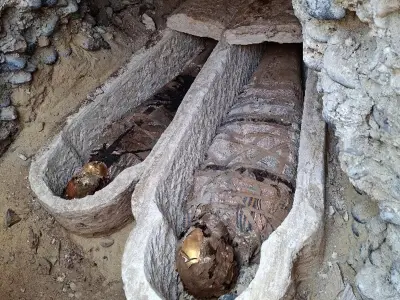 Descubren cementerio romano con momias y papiro de la Ilíada en Egipto