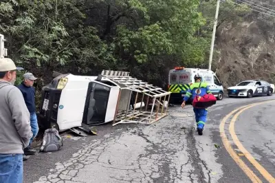 Deslave en Olinalá provoca volcadura de vehículo y moviliza a autoridades
