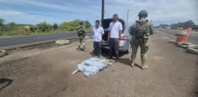 Detienen a dos hombres con 25 millones de pesos en carretera de Sinaloa