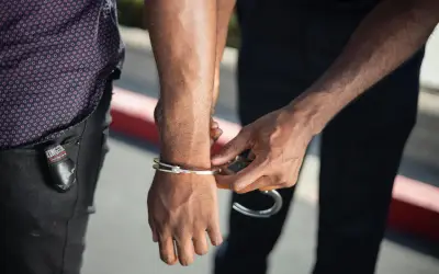 Detienen a dos mexicanos y un español en operativo contra secta en Inglaterra