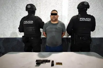 Detienen a sujeto con arma de fuego en su vehículo en operativo policial
