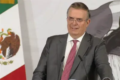 Ebrard defiende que su hijo viva en embajada: 'No es abuso de funciones'