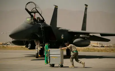 EE.UU. intensifica búsqueda de piloto desaparecido tras derribo de F-15E por Irán