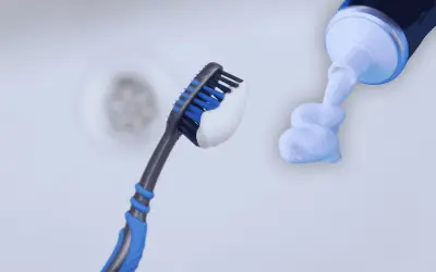 El error común al elegir cepillo de dientes que destruye tu esmalte dental