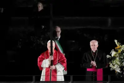 El Papa Francisco carga la cruz en el Vía Crucis por primera vez en décadas