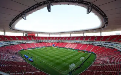 Estadio Guadalajara avanza en adecuación mundialista con cambio de pasto