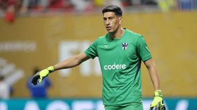 Esteban Andrada agrede a capitán del Huesca tras expulsión