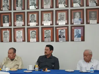 Ex trabajadores de la CFE en Jalisco anuncian amparos contra reforma de pensiones