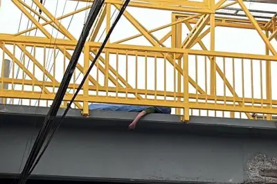 Fallece hombre sobre puente peatonal en la ciudad