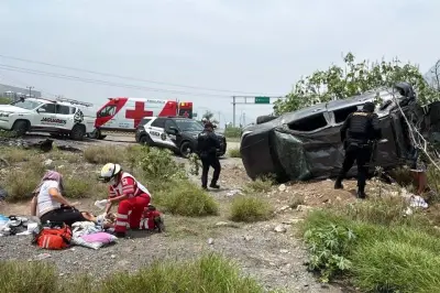 Familia resulta lesionada tras volcadura en carretera